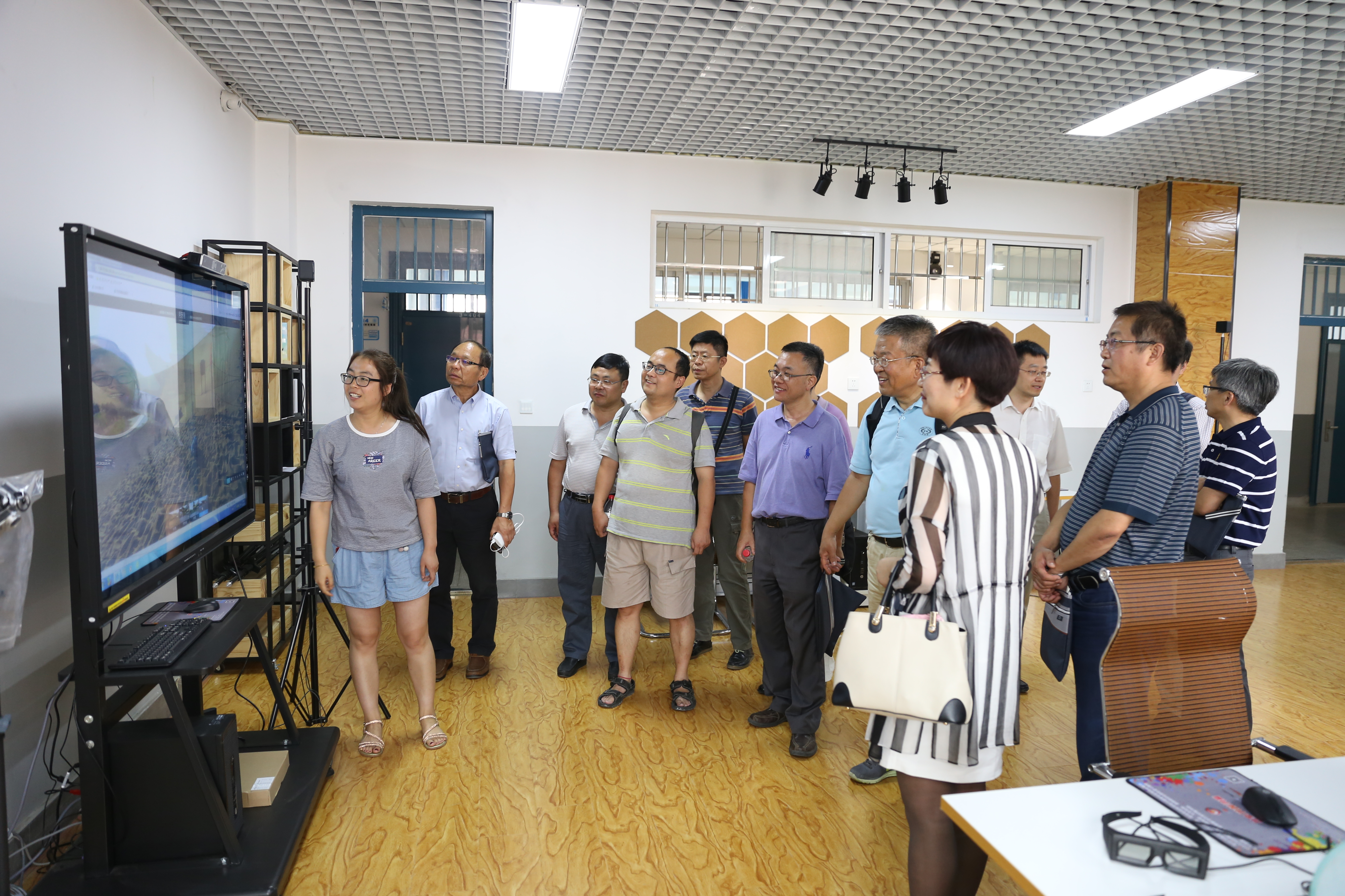 ȫ���ߵ�ѧУ���Ҽ�ʾ��������ϯ������ѧ����ר�ҵ������Ĳι�